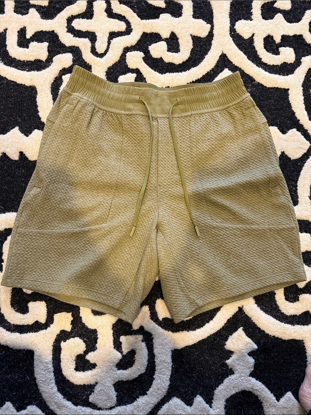 Men's LuluLemon Olive Green Knit Drawstring Shorts Medium. NWOT